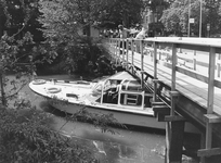 405367 Afbeelding van een rondvaartboot die net onder de boog van de vernieuwde (en verhoogde) Lucasbrug over de ...